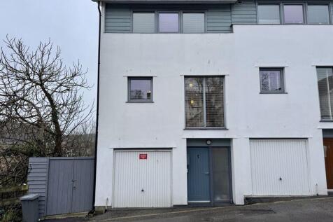 Contemporary three storey house