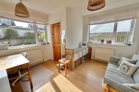 Ground floor bedroom with en-suite WC...