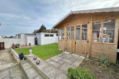 Enclosed rear garden with summerhouse