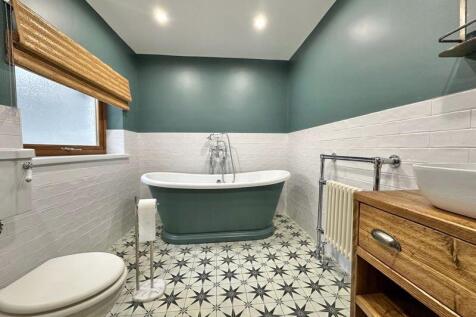 Bathroom with roll top bath