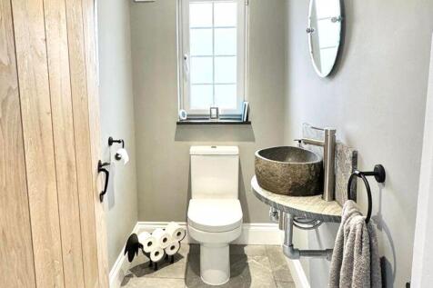 Guest Cloakroom / WC