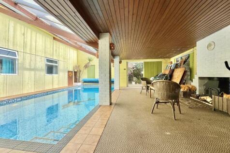 Poolside Lounge
