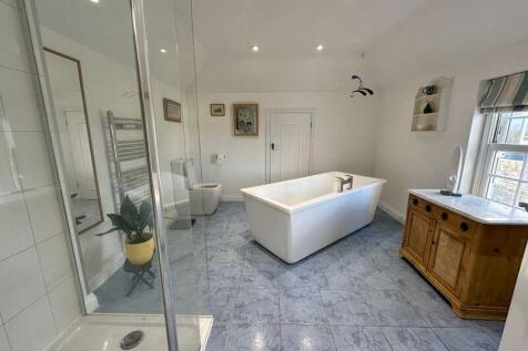 Super bathroom with central feature bath