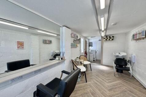 Converted Garage / Salon / Annexe Pot...