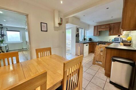 Open plan kitchen/dining room