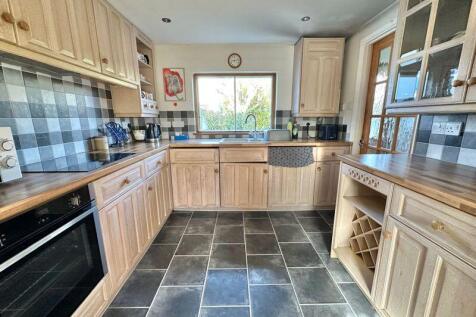 Kitchen with integrated appliances