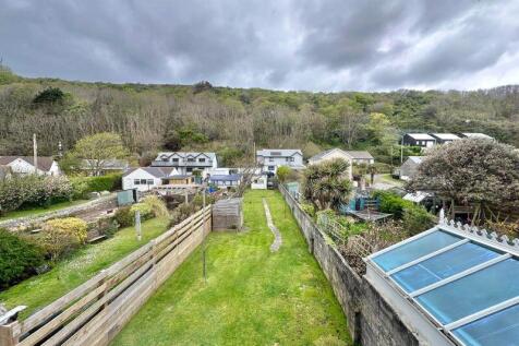 Long garden with potential