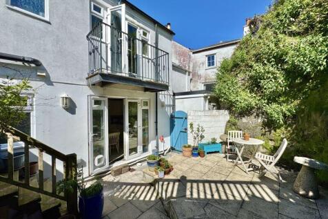 Sunny Rear Courtyard