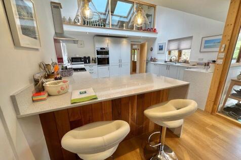 Kitchen with breakfast bar
