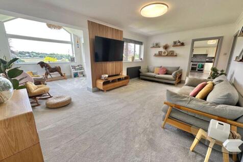 Living room with additional snug area