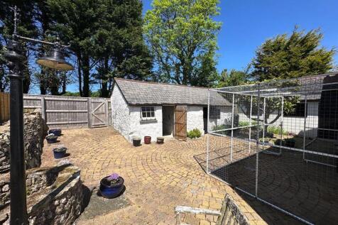 Rear courtyard and outbuilding