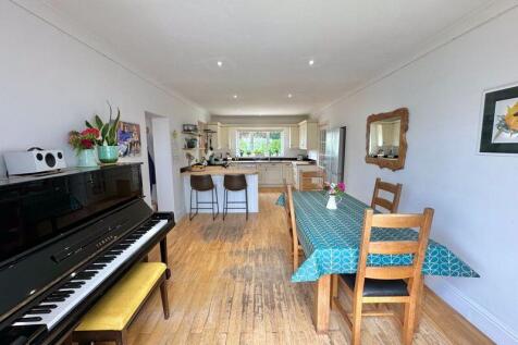 Dining/family room open plan to kitchen