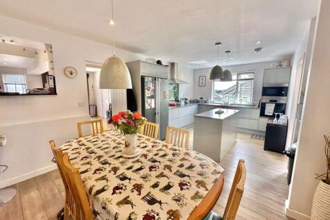 Open plan kitchen/dining room