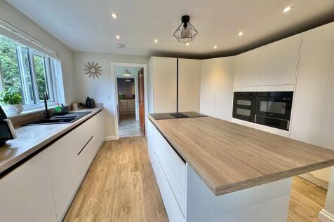 Kitchen with central island and integ...