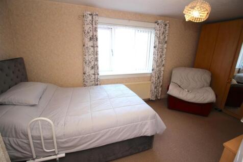 bedroom 1-2.JPG