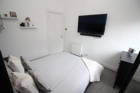 bedroom 1-1.JPG