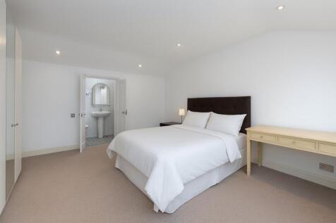 Bed with en suite 