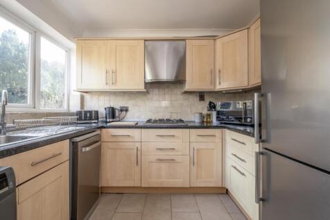 8-Balmoral-Close-...