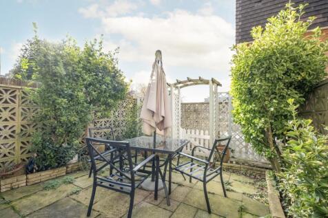 8-Balmoral-Close-...