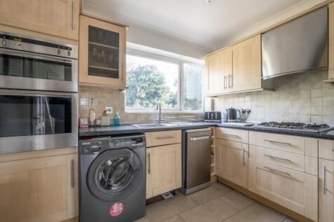 8-Balmoral-Close-...