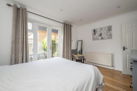 8-Balmoral-Close-...