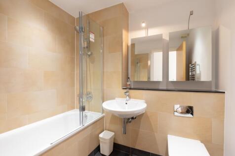 Axis Court 33 - bath
