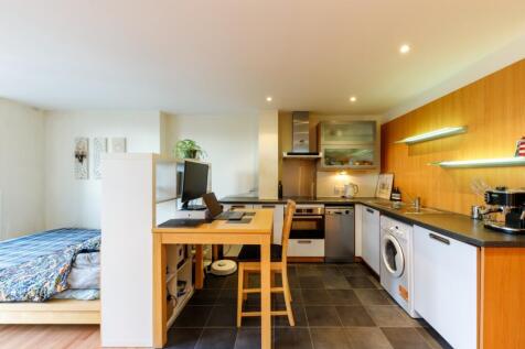 Axis Court F25 (0...