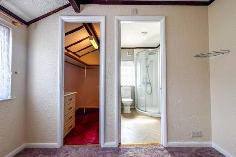 Ensuite &amp; Wardrobe
