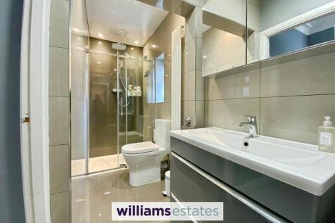 master en-suite shower