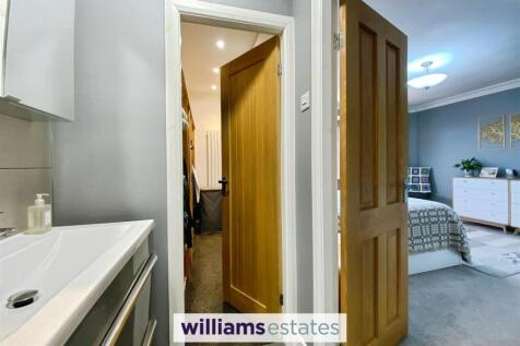 walk in wardrobe