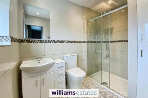 bed 2 En-suite shower