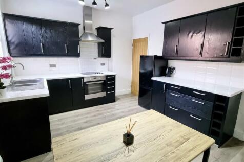 6 Kitchen 1.jpg