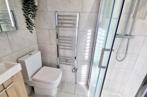 10 En-suite.jpg