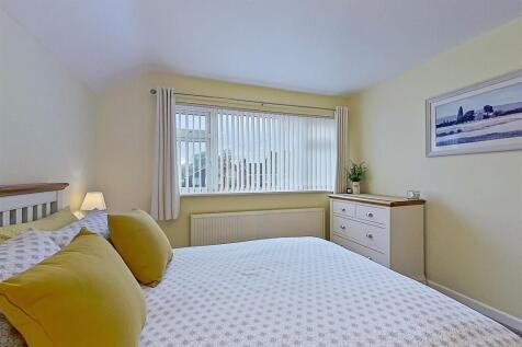 19. 19 Heath Croft Road inside-23 (Large).jpg