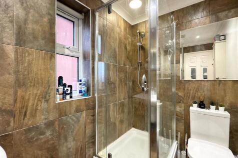 Master ensuite.jpg