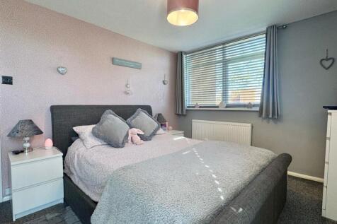 Bedroom 1 (2).jpg
