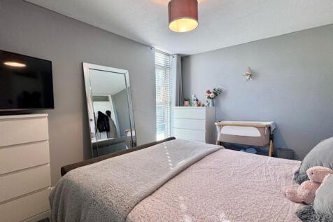 Bedroom 1 (3).jpg