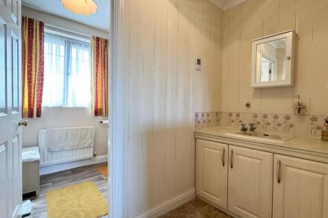 Master bedroom ensuite.jpg