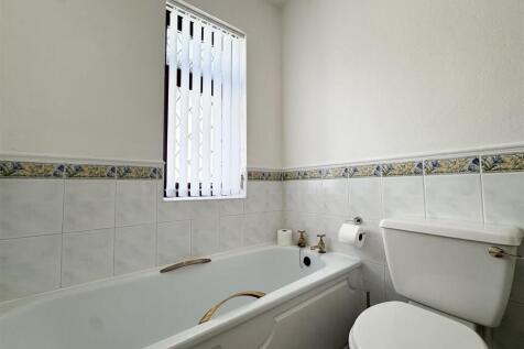 Ensuite bedroom 2 (2).jpeg