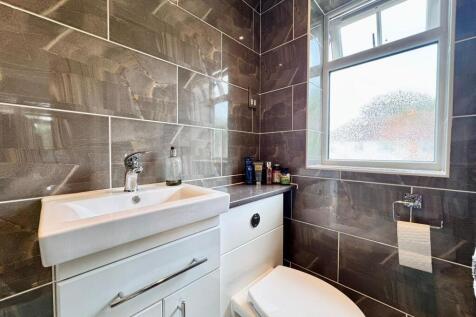 Master ensuite (2).jpg