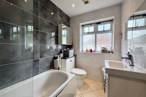 Family bathroom (1).jpg