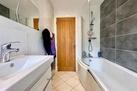 Family bathroom (2).jpg