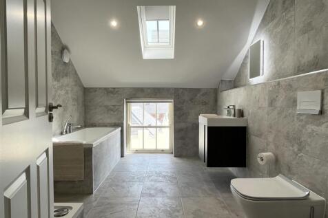 Family bathroom (2).jpeg