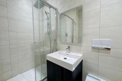 Master ensuite.jpg