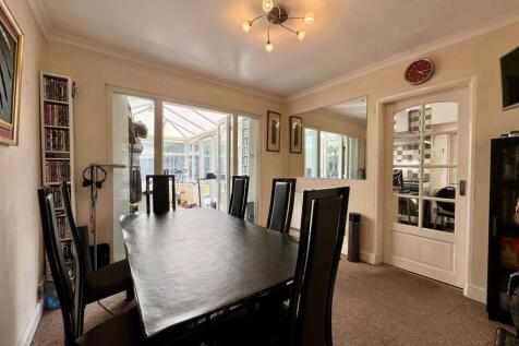 Dining room (1).jpg
