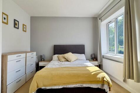 Bedroom 1 (2).jpg