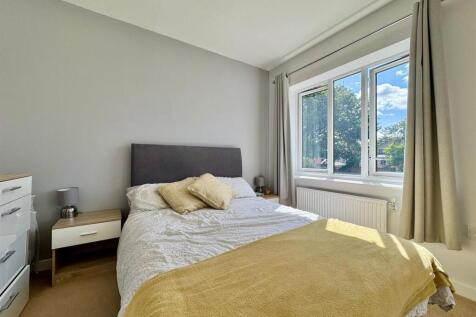 Bedroom 1 (3).jpg