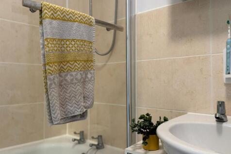 Family bathroom (2).jpg