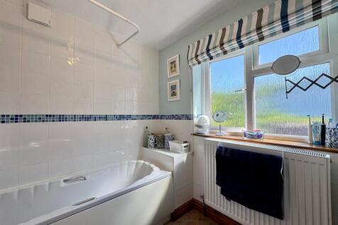 Bathroom (2).jpg