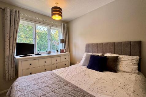 Bedroom 1 (2).jpg